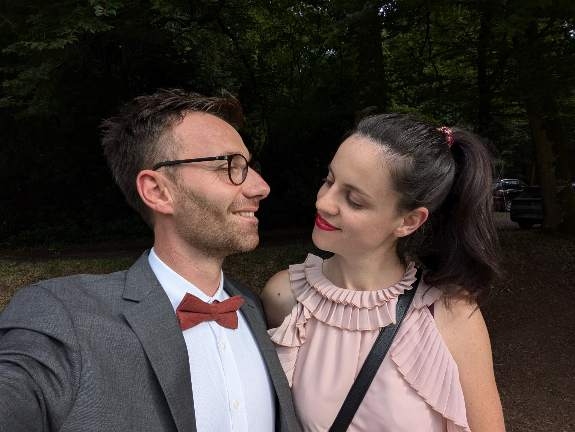 Pierre et Marie se regardant, en tenue de cérémonie